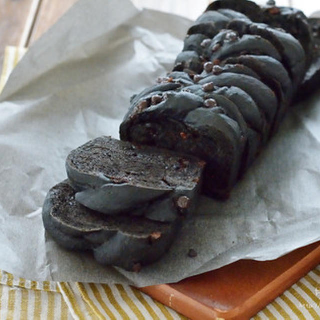 チョコチップブラックココアパウンドパン。【パウンド型・真っ黒パン】