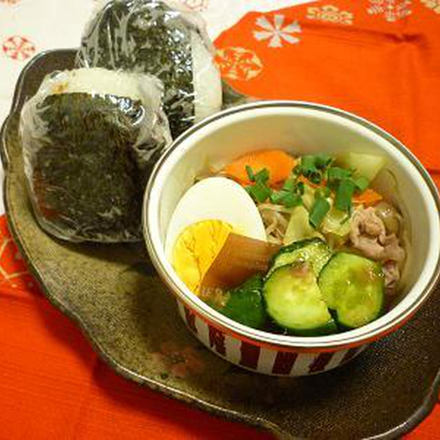 おにぎりと中華風野菜炒め弁当