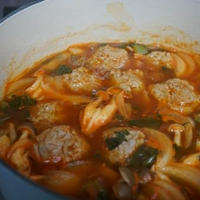 デルモンテ基本の完熟トマトソースで、イワシのつみれスープ