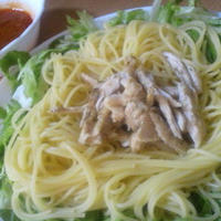 レタスと蒸し鶏のトマトソースつけスパゲティ