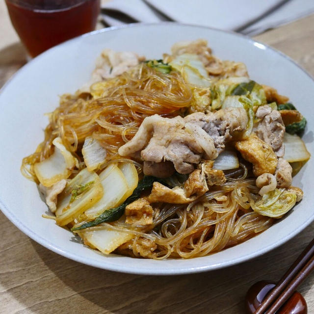 【春雨が美味しい】「豚と白菜と春雨のオイスター蒸し煮」フライパンに入れて蓋して火にかけるだけ