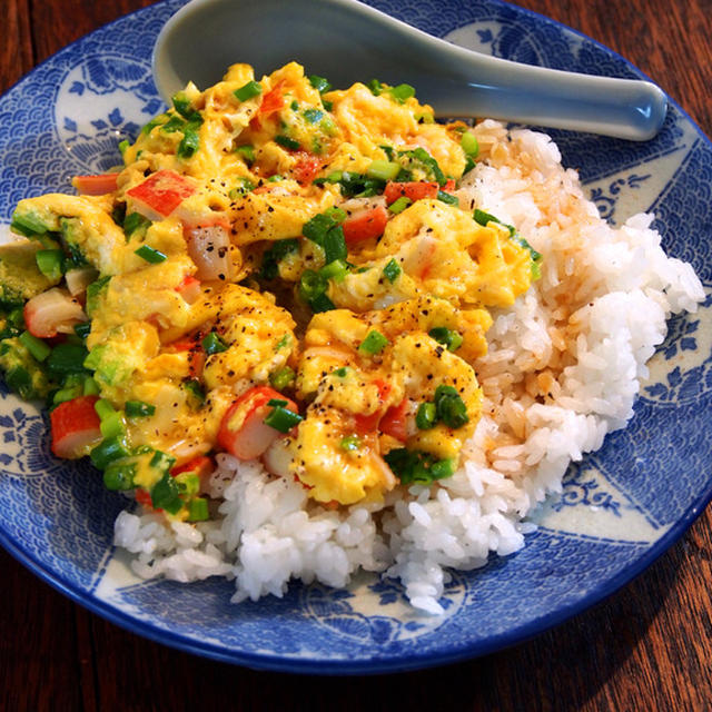 【カニカマレシピ】お腹が空いたら「カニカマ卵丼」