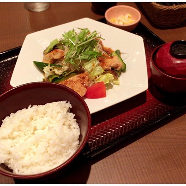 大戸屋の「鶏むね肉とたっぷり野菜の香辛だれ定食」