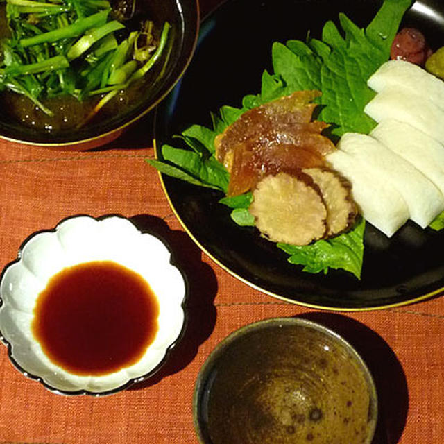 えごま油をたらり♪芹もずくと海苔葛きり