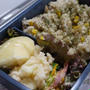 中学息子弁当～鶏肉とローストオニオンの黒こしょうごはんアレンジ、ベーコンとほうれん草のオープンオムレツ、たらもサラダ・・
