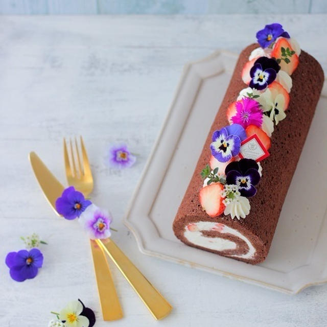 エディブルフラワーいっぱいのチョコロールケーキ By あいりおーさん レシピブログ 料理ブログのレシピ満載