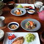 オーロラサーモンの西京焼き。ひき肉とニラもやしのチヂミ（フーディストノート）。
