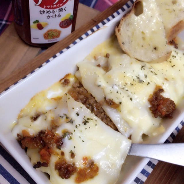 ブルドックうま！ソーストマトタイプを使ってラザニアに手作りパンも添えて。