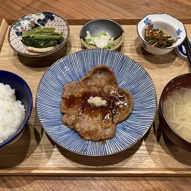 【献立】豚の生姜焼き、厚揚げ焼きに茄子ともやしと生姜のせ、小松菜とちくわの煮浸し、カブのお漬物、昆布と人参と油揚げの炒め物、しらすおろし、もやしのお味噌汁