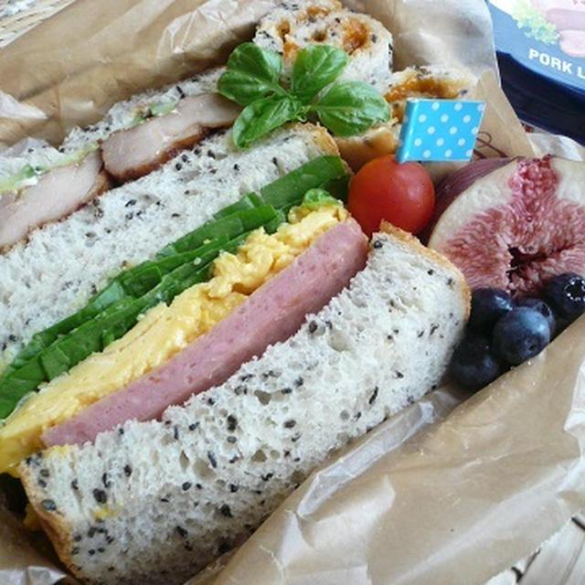黒ゴマ食パンでサンドイッチ弁当♪