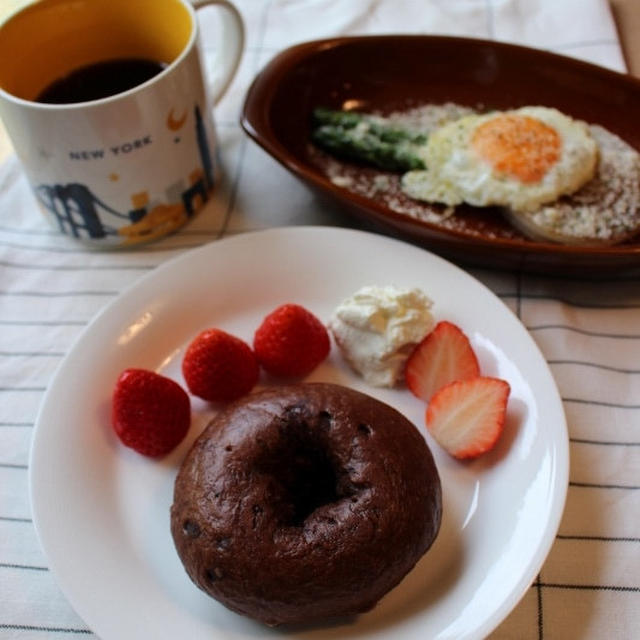 チョコベーグルとアスパラ＆目玉焼き