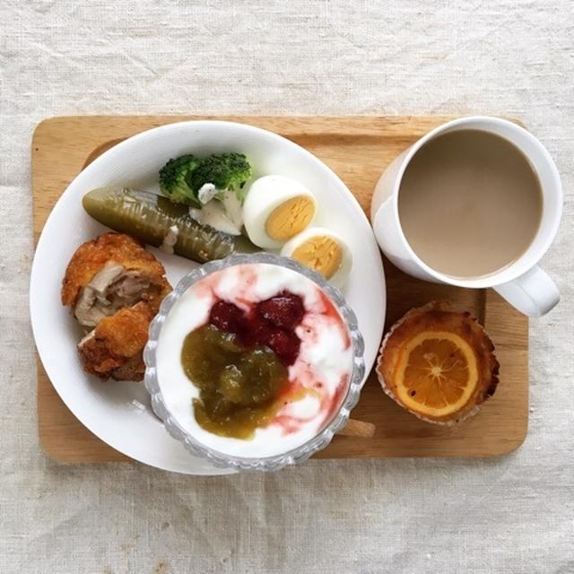 6月4日の朝ごはん。調理時間11分。ルバーブといちごジャム入りヨーグルトがメイン♡