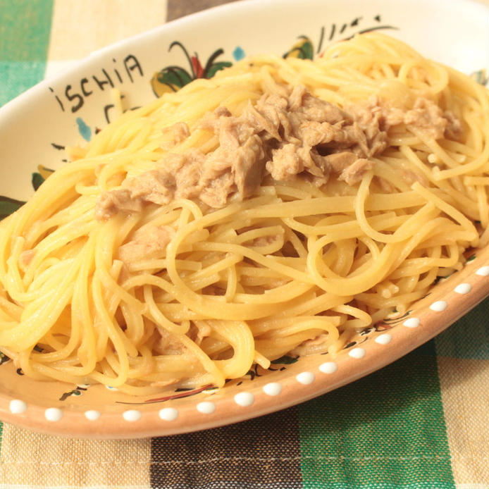 楕円皿に盛り付けた、ツナとレモンのパスタ