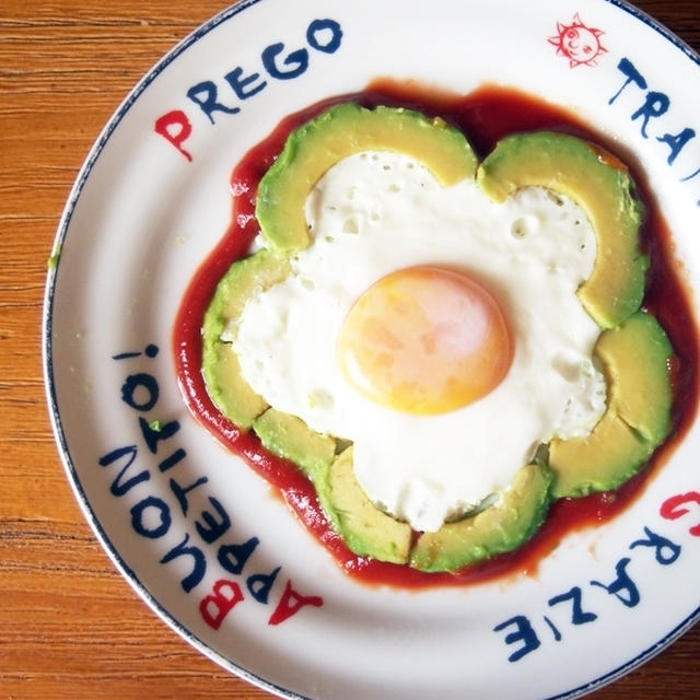 アボカドで花形目玉焼き。