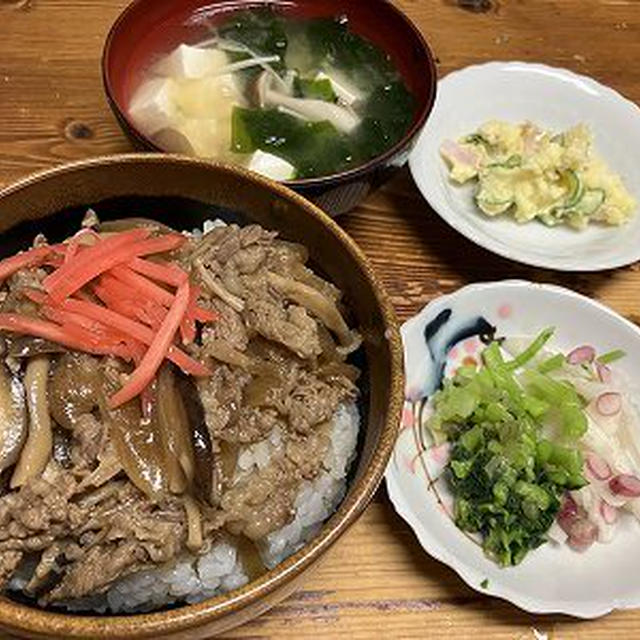 きのこたっぷり牛丼。間引き蕪の浅漬け