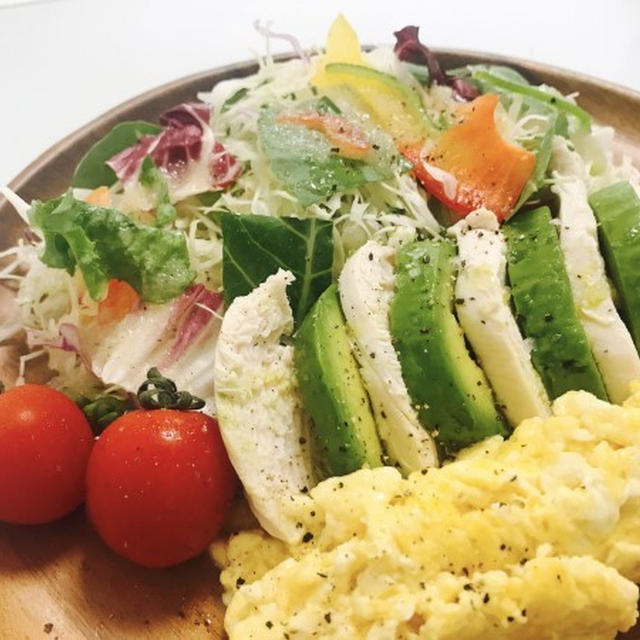 アボチキンと豆腐チーズオムレツのサラダプレート