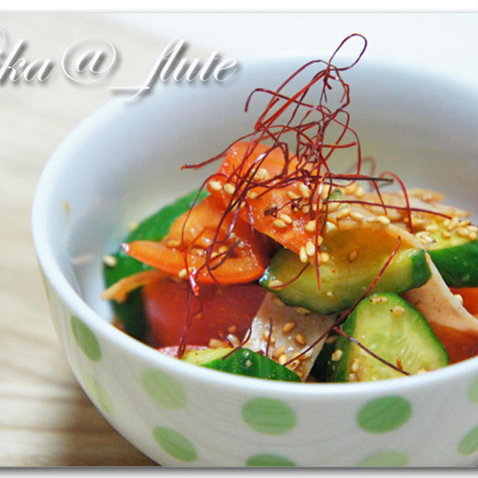 水玉のお皿に盛られたトマトときゅうりの韓国風サラダ