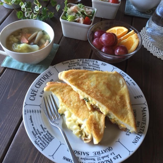 トリプル炭水化物の朝ごはんとおかずタッパーに主食のお弁当♪…中学生は大変だな