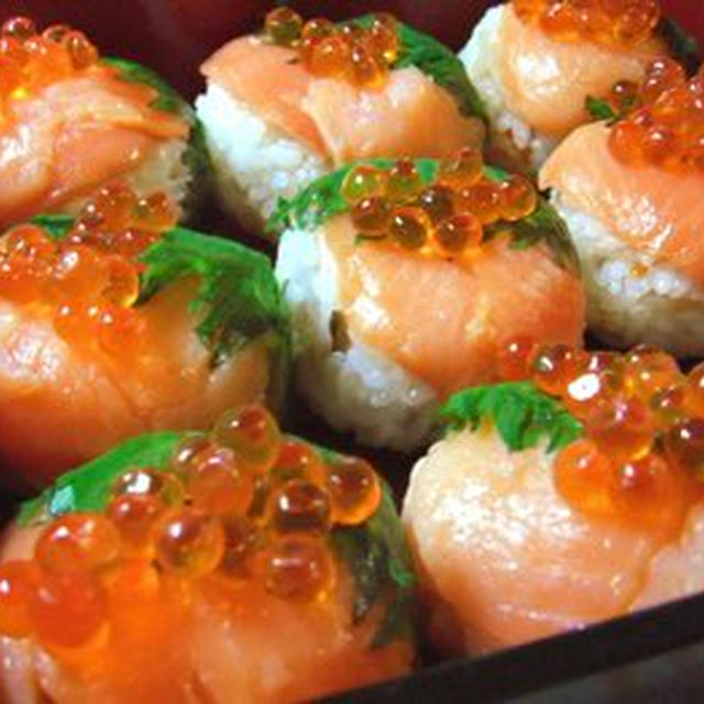 サーモンのてまり寿司、バジルチキン、大葉にんにく醤油のパスタ