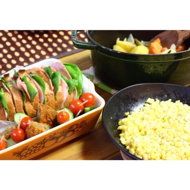 バゲットサンドと、残りもの野菜の白ワイン煮の夕飯。