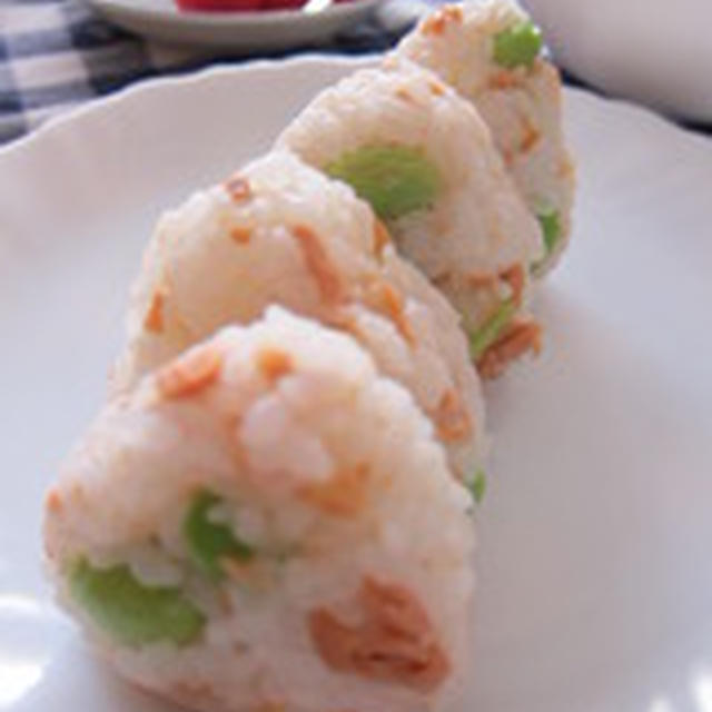 「鮭と枝豆ごはんのおむすび」