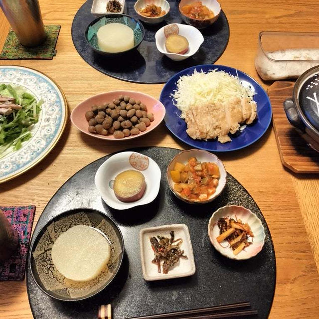 土鍋ごはん＋とろろ、蒸しむかご、茹でイカサラダ、山賊焼と小鉢５品で晩酌