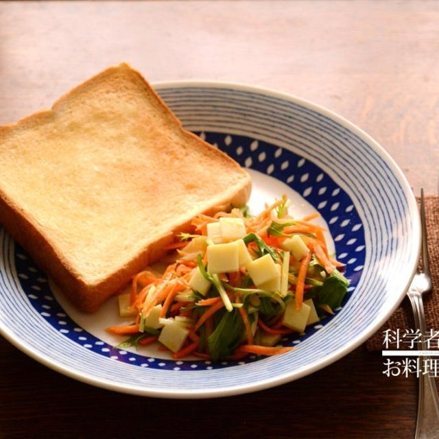 トーストとサラダの朝ごはん