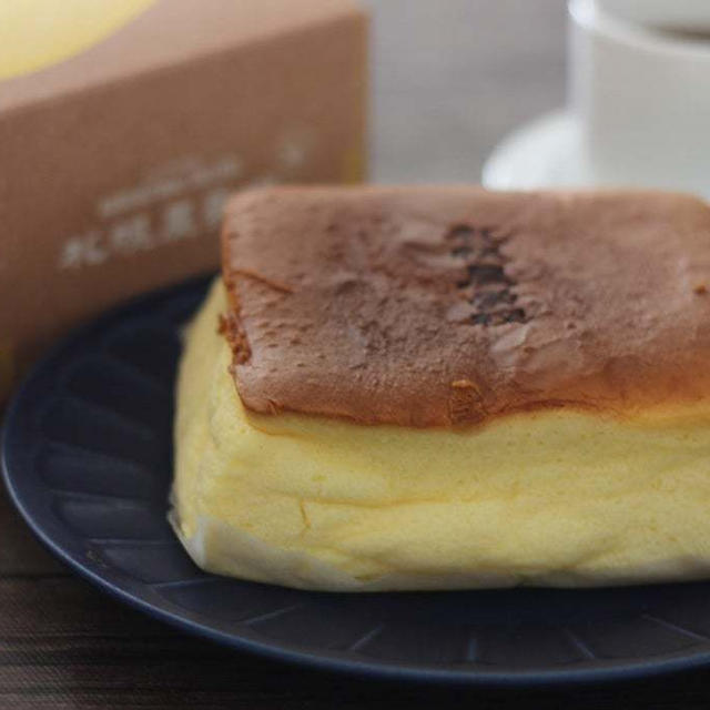 大人気＆話題の新千歳空港限定スイーツ「焼きたて酪農チーズケーキ」を並んでゲット！