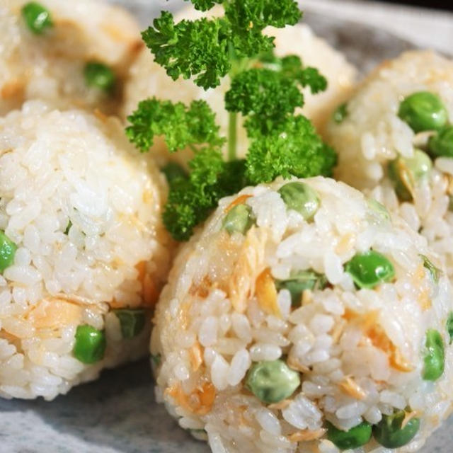 ■昼ご飯【鮭ハラスと菜園採りグリンピースのおにぎりレシピ】
