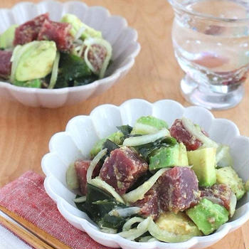 【#ヘルシーレシピ】火を使わず簡単！まぐろとアボカドのごま油風味