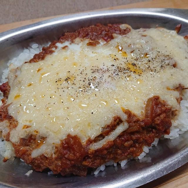 キーマカレーが残って焼きカレーにリメイク⸜(* ॑꒳ ॑* )⸝ たまごとチーズをのせ...