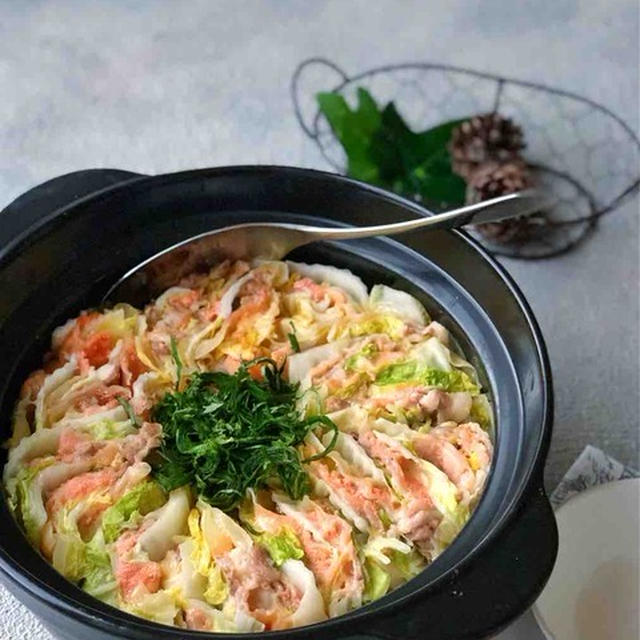 豚こま白菜で、＊明太チーズ餃子の皮のミルフィーユ鍋＊