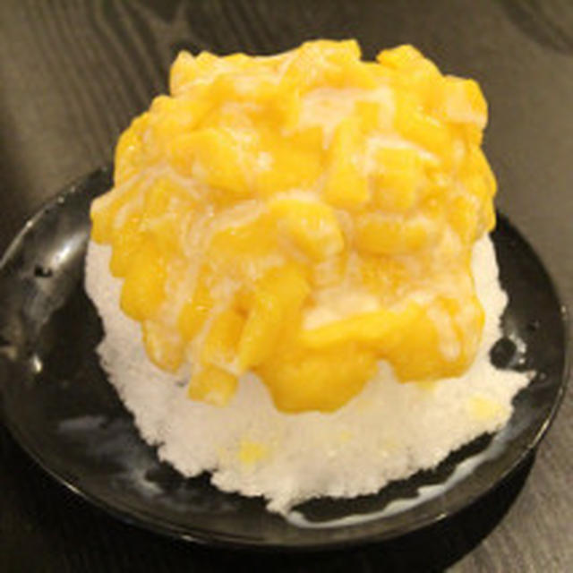 【シュークリームは飲み物です！！】...両端から#シュークリーム を食べちゃったら...