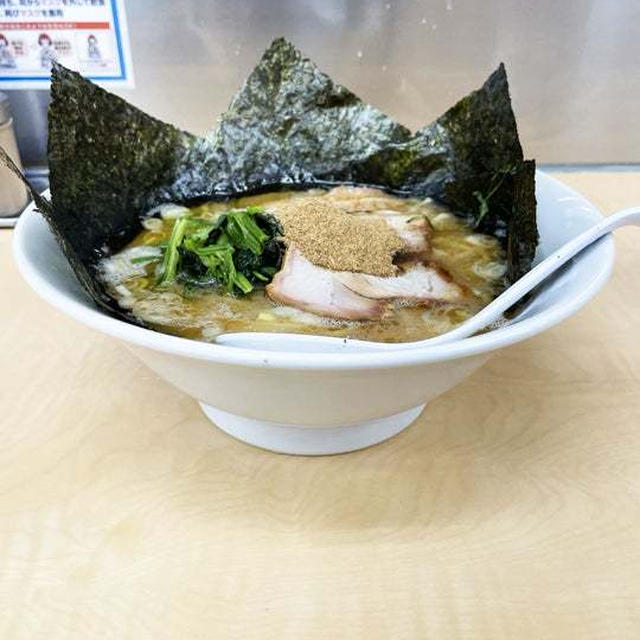 粟国の塩らーめん中盛を太麺で啜る 〜チャーシューバラ2枚・魚粉〜