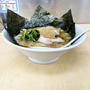 粟国の塩らーめん中盛を太麺で啜る 〜チャーシューバラ2枚・魚粉〜
