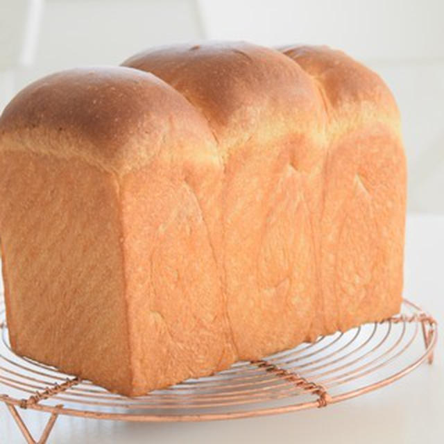 油脂なしでするん♪手頃で使いやすい斜め模様の食パン型。