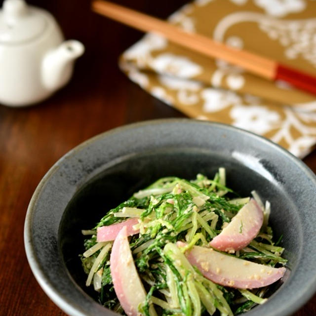 ササっとできる簡単副菜「水菜とかまぼこのわさびめんつゆマヨ和え」←水案が余ってる～なんてときにぴったりです◎