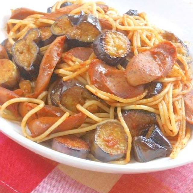 ボリュームたっぷり〜！ナスとソーセージのトマトソーススパゲティ。