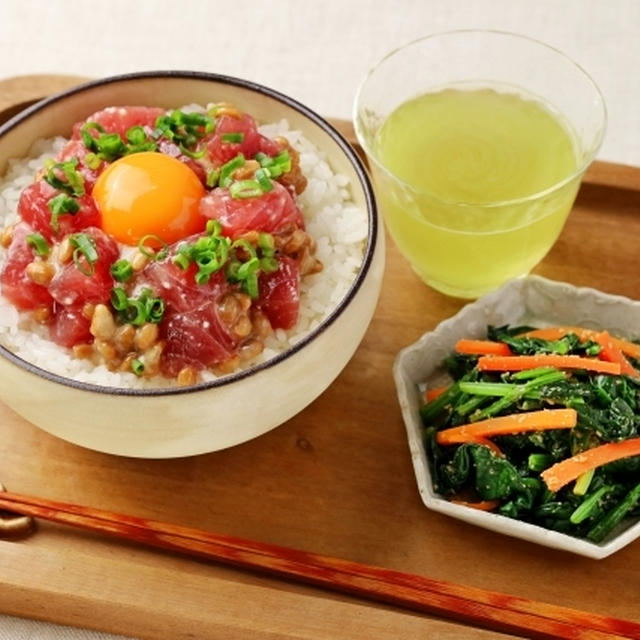 さっぱり簡単献立♪塩麴漬けまぐろ納豆丼・ほうれん草とにんじんのごまポン和え（レシピ）