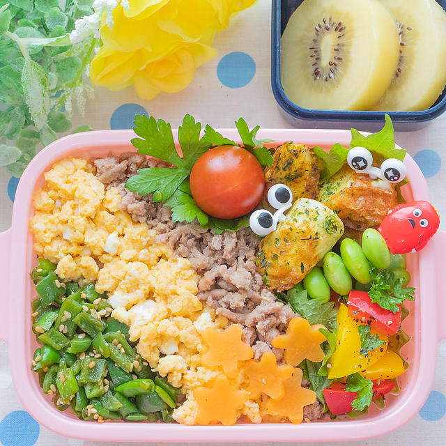 お弁当♪困ったときはコレ！3色そぼろご飯とスパイシーカレーチーズちくわ(〃∇〃)