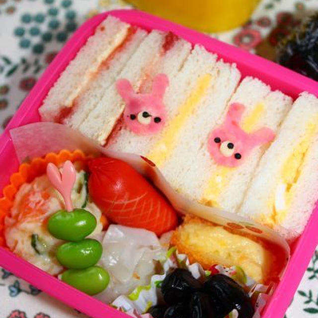キャラ弁**ワンポイントうさちゃんのサンドイッチ弁
