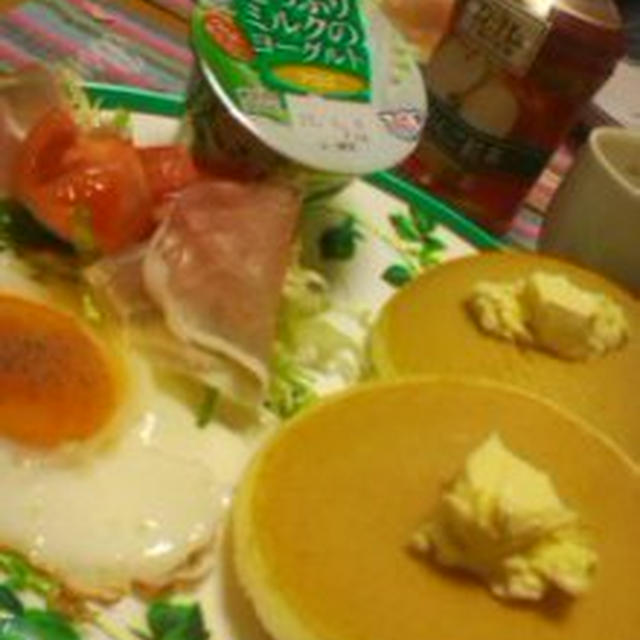 ホットケーキと生ハムとトマトのサラダ！