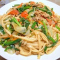 ニラとかレタスなどのエスニック焼きうどん