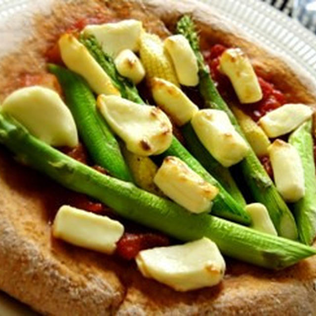 ワインにシャンパーニュに、トマト生地の夏野菜とクリチのピッツァ
