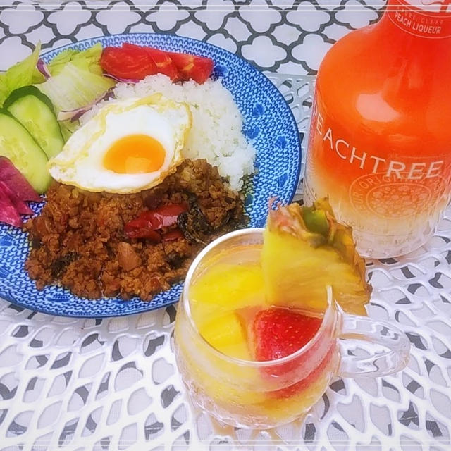 スパイシー「ガパオ」とフルーツ入り「ピーチツリーサワー」休日ランチ編♪