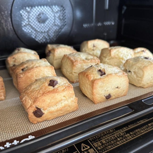 ふっくらふわっとキレイな焼き色♥ヨーグルトスコーンにチョコチップを混ぜ込んで♥今日はスコーン焼きました！