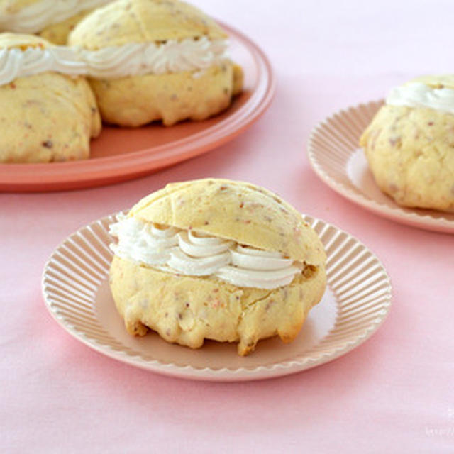 いちごクリームメロンパン。【クッキー生地・ホイップにいちご入り】