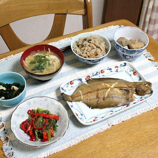 舞茸ごはんと沖ナメタカレイの煮つけと小松菜と赤ピーマンの炒めものでうちごはん（レシピ付）