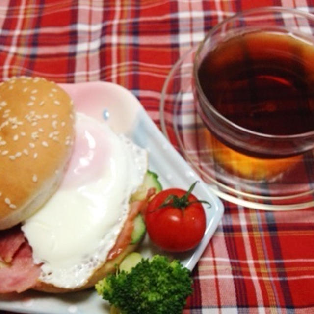ひらめき朝食☆リプトンの紅茶と頂くベーコンエッグレタスバーガー