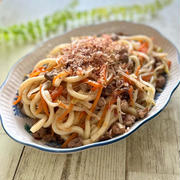 【休日ランチ】出汁バックと粗びきひき肉で　旨味たっぷり焼きうどん